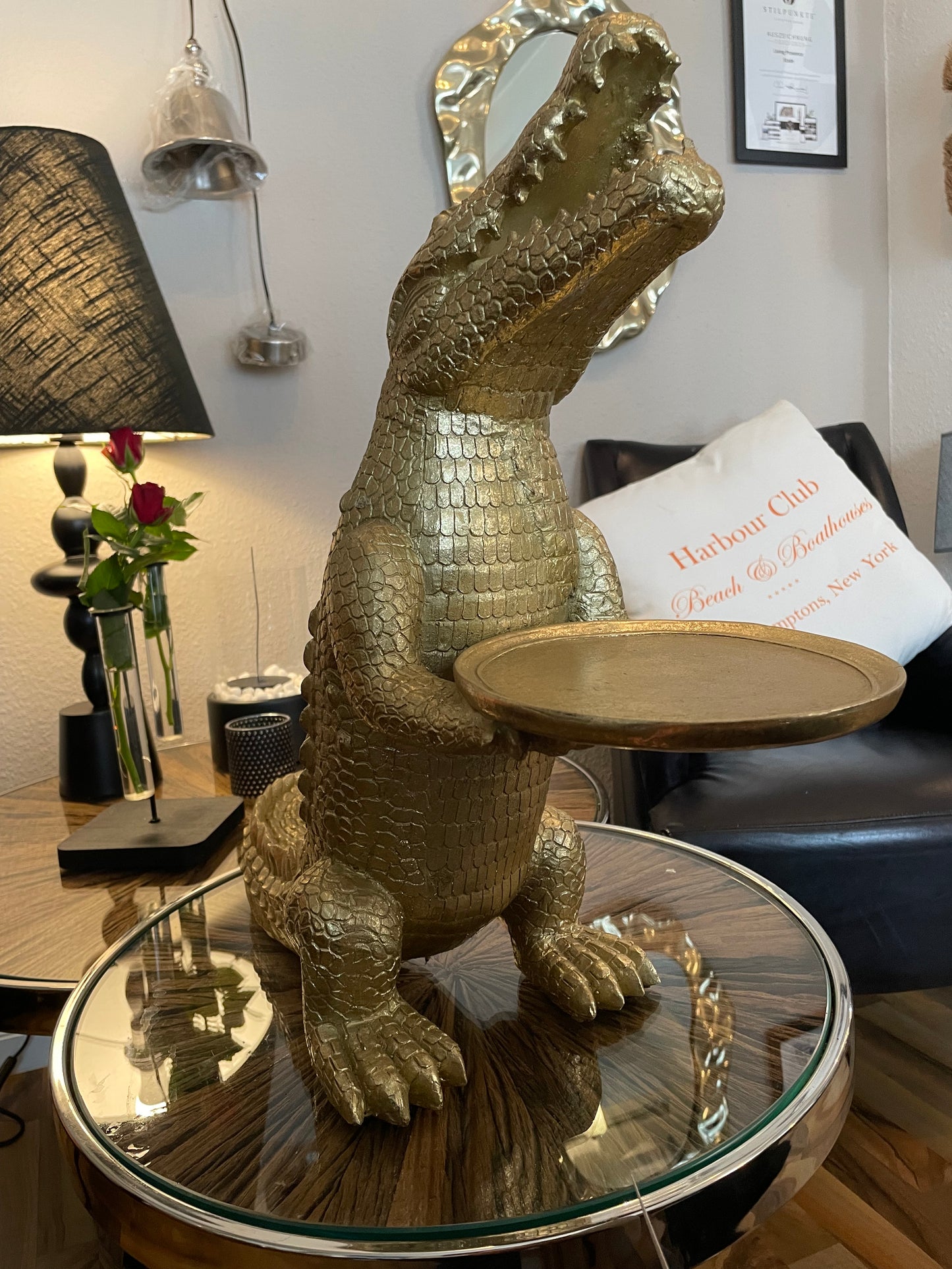 Detailansicht der goldenen Struktur des Krokodils – hochwertige Polyresin-Oberfläche