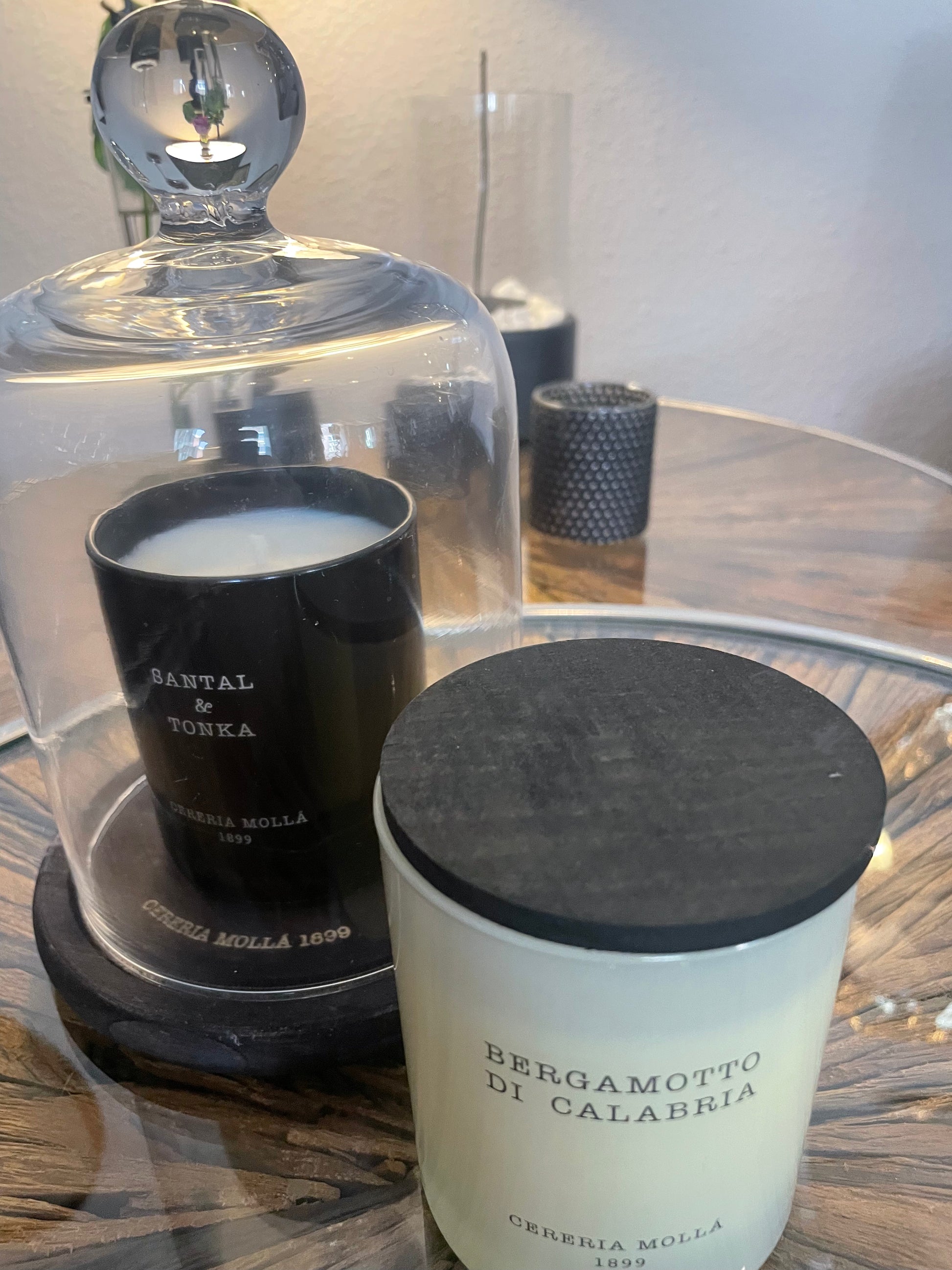 Die stilvolle Duftkerze von Cereria Mollá – hochwertig verpackt, ideal auch als Geschenk. Handgegossen in Spanien.