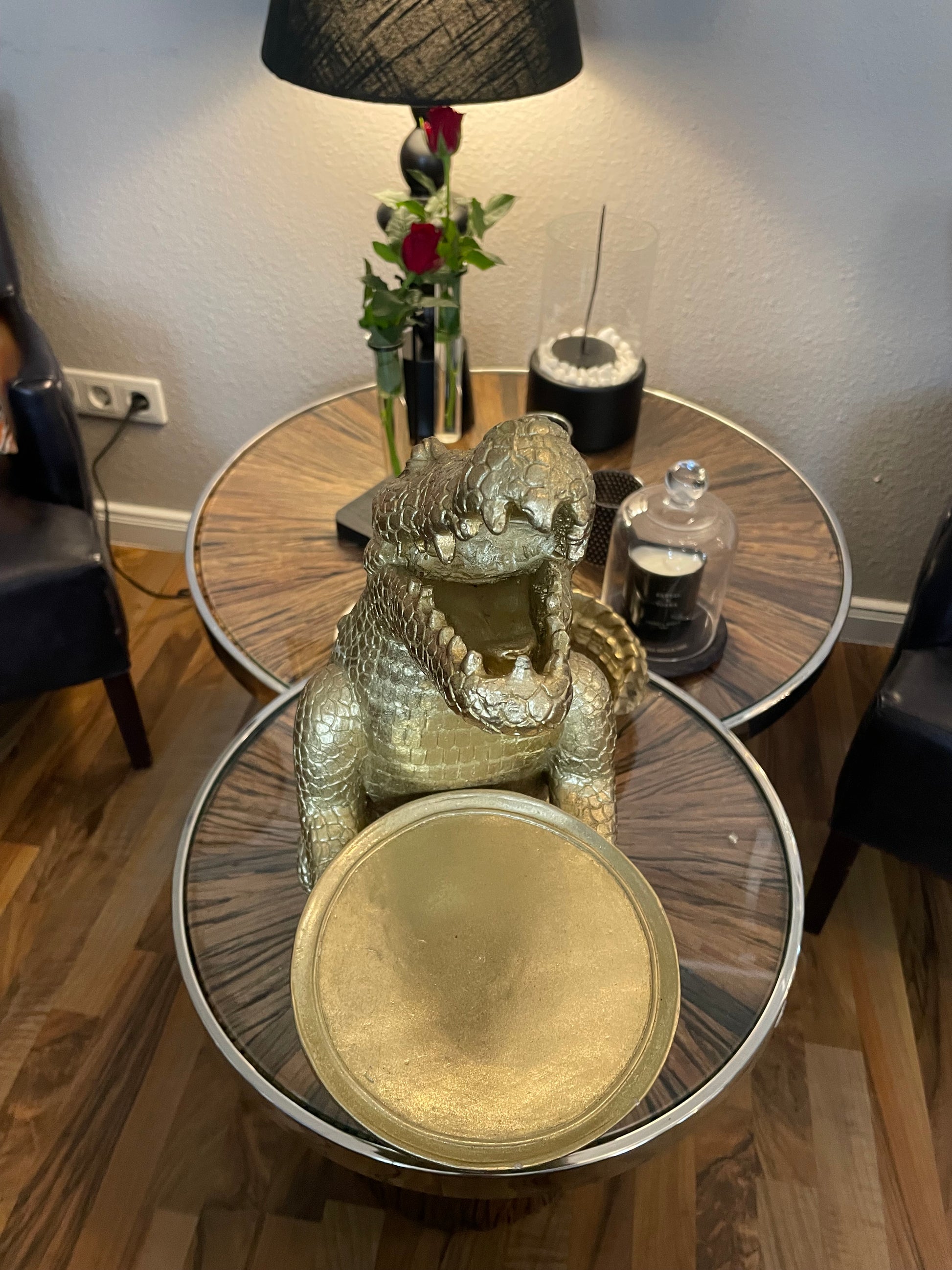 Deko-Krokodil „Croc Royal“ als Beistelltisch in modernem Wohnzimmer