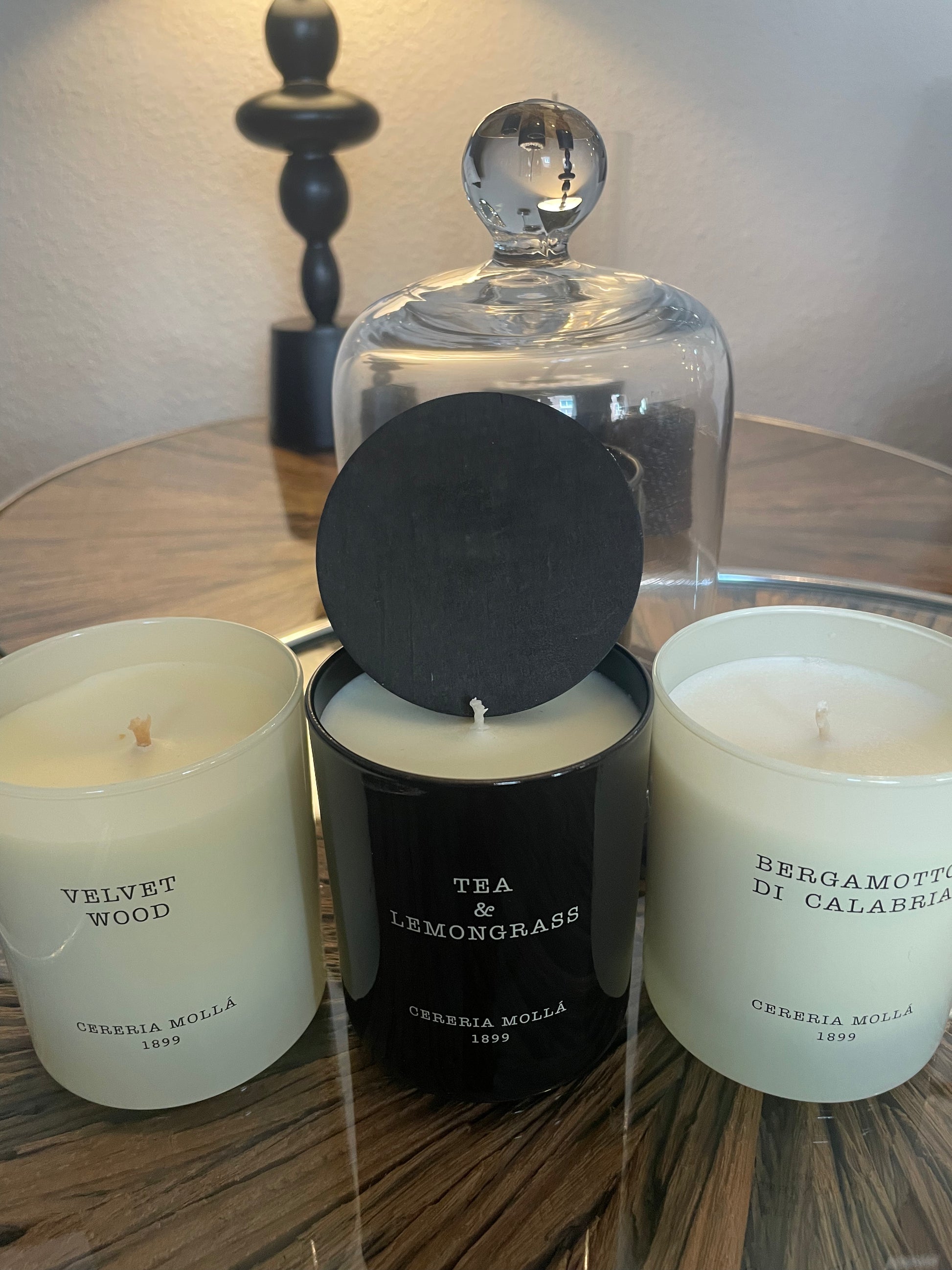 Puristisch und edel: Die Kerze kommt im eleganten Glasgefäß und fügt sich harmonisch in jedes Interior ein.