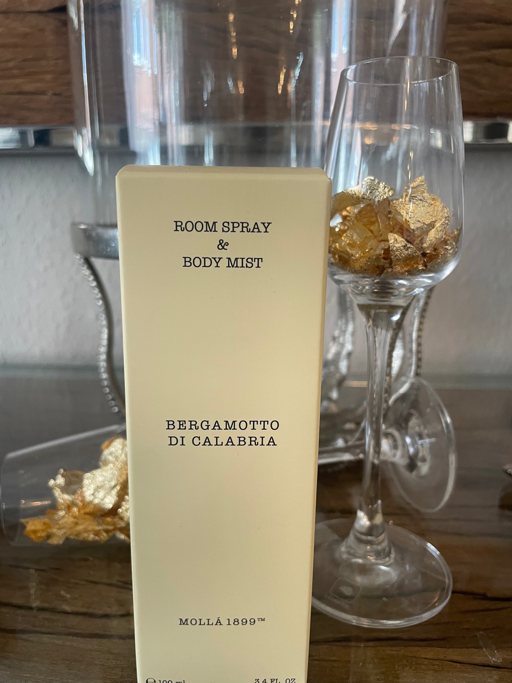 Anwendung des Duftsprays als Körperspray – luxuriöser Frischemoment