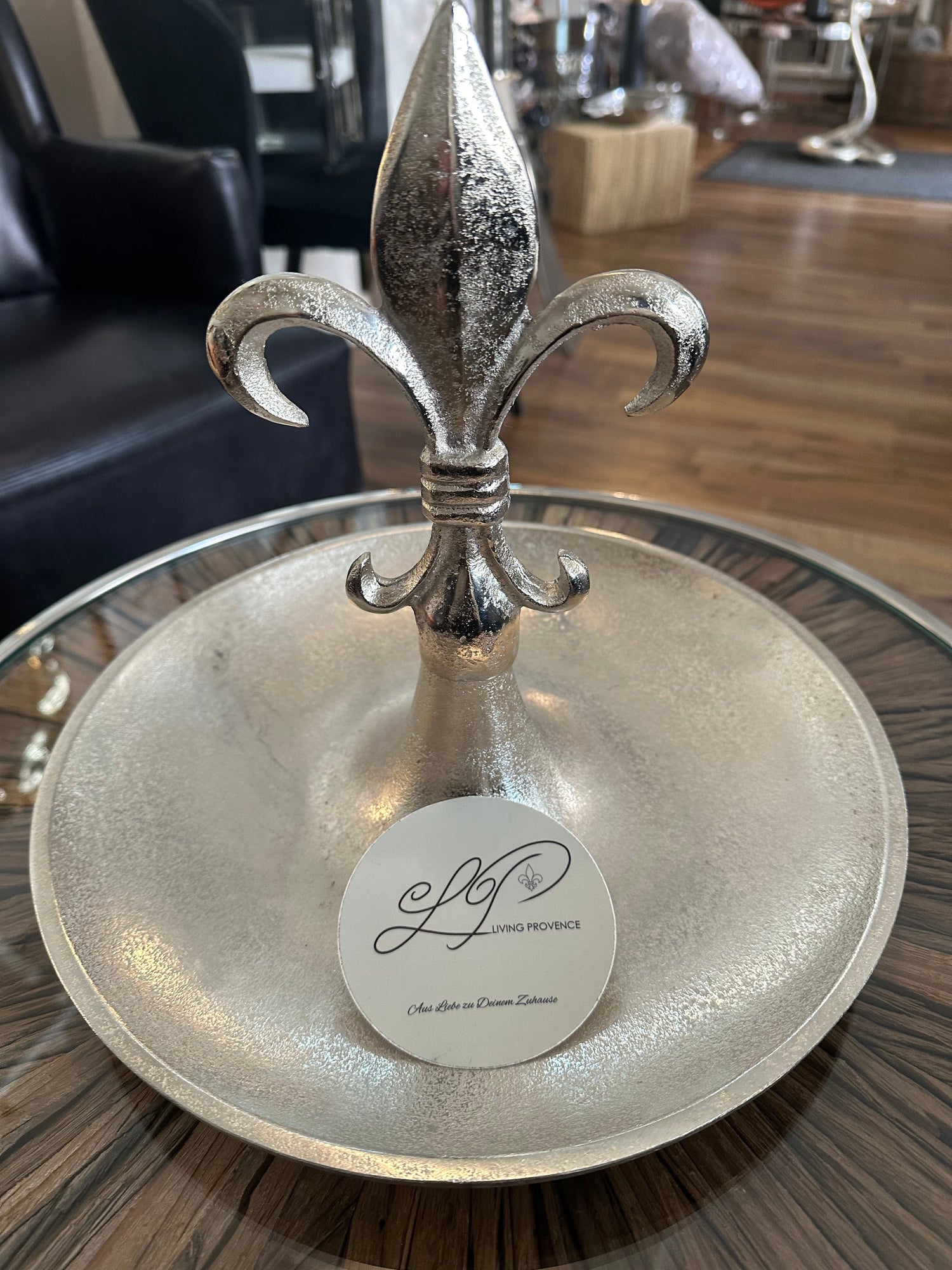 LILLI Kollektion mit Dekoaccessoires in Lilienoptik – massive Kerzenhalter und geprägte Stücke mit Symbolkraft