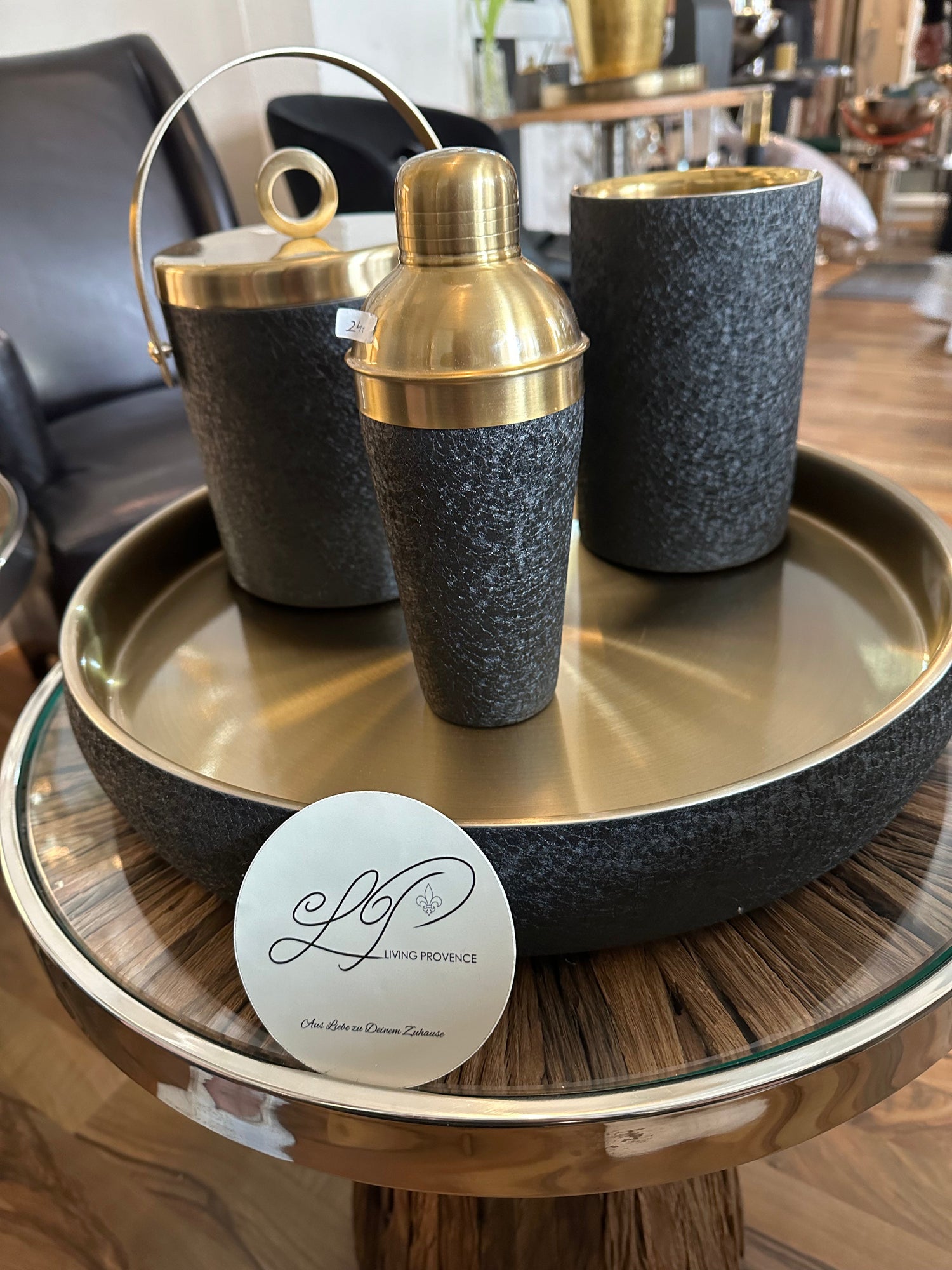 Drink & Style Kollektion – stilvolle Baraccessoires wie Shaker, Kühler und Tabletts für moderne Hausbars