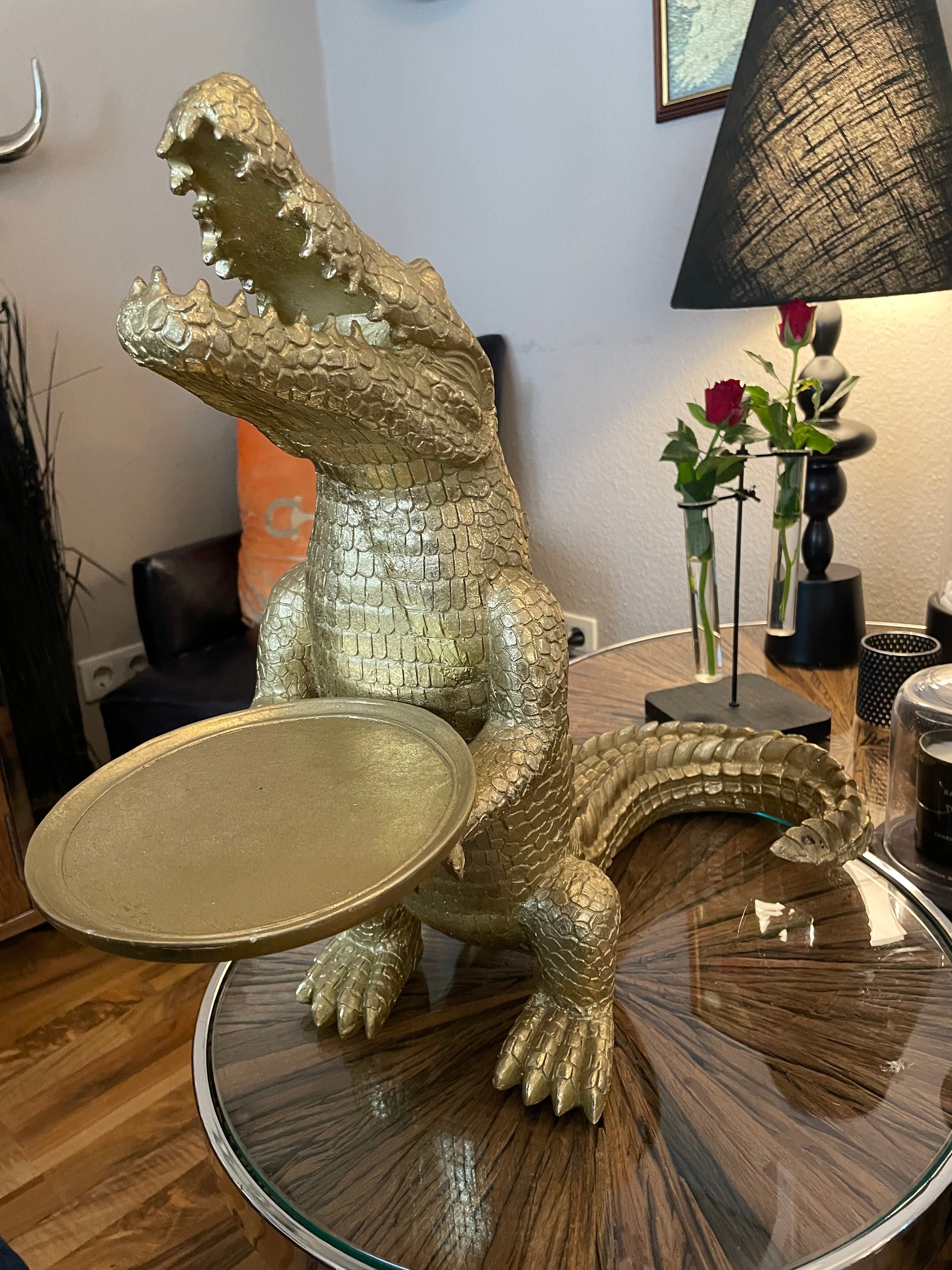 Krokodilfigur im aufrechten Sitz mit Tablett – Seitenansicht in Goldoptik