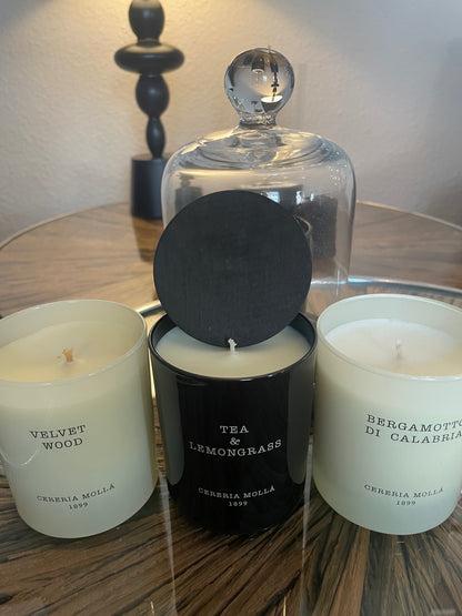 Puristisch und edel: Die Kerze kommt im eleganten Glasgefäß und fügt sich harmonisch in jedes Interior ein.
