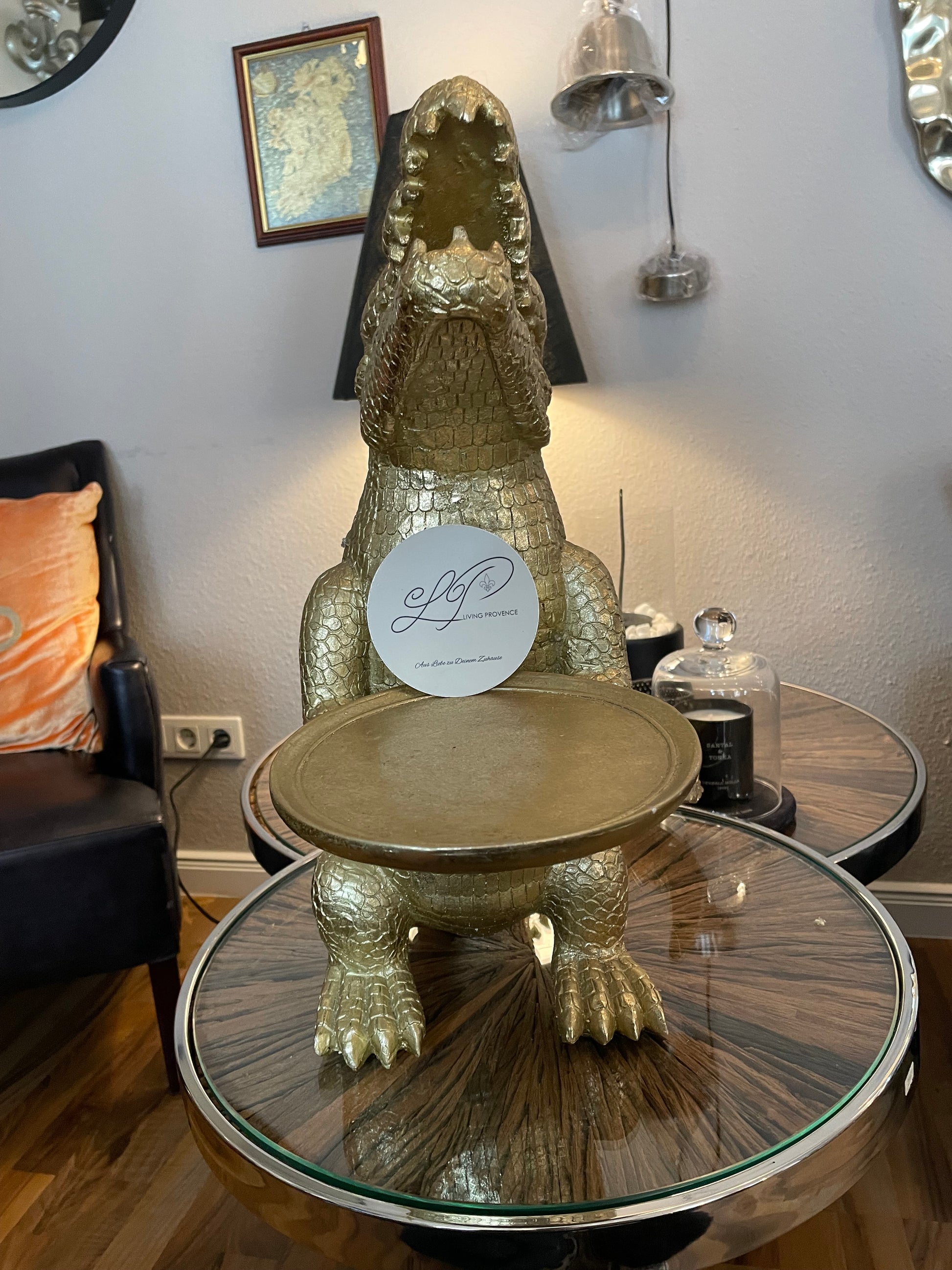 Goldenes Krokodil als Dekofigur mit runder Ablagefläche – frontal fotografiert